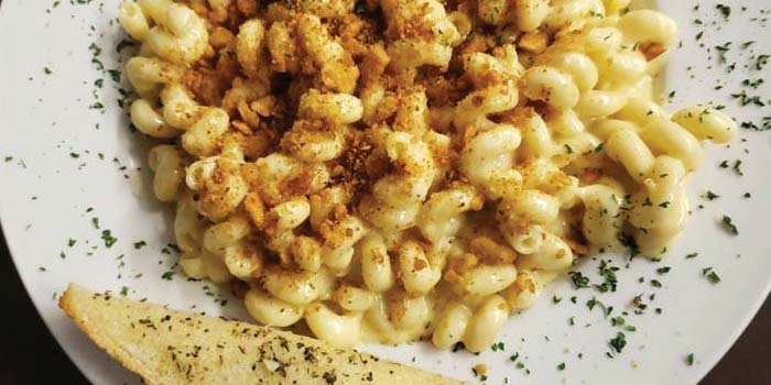 Adult mac and cheese served with warm garlic bread at Cheers Grille & Bar in Concord NH.